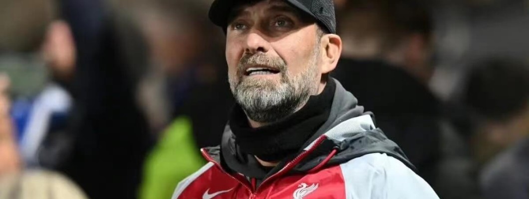 Klopp staat op het punt afscheid te nemen van Liverpool, de eeuwigheid onder de rode trui en de wit-groene trui Klopp staat op het punt afscheid te nemen van Liverpool, de eeuwigheid onder de rode trui en de wit-groene trui