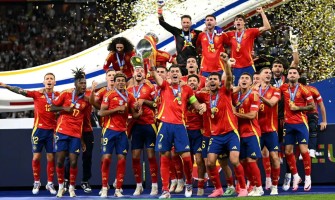Felrode bloemen in de wind, de overwinning behoort toe aan het grote Spanje