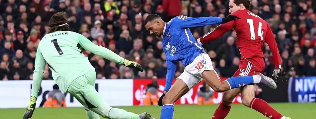 Een 80 meter sprint van invaller Chiesa belichaamt de geest van Liverpools shirt. Een 80 meter sprint van invaller Chiesa belichaamt de geest van Liverpools shirt.