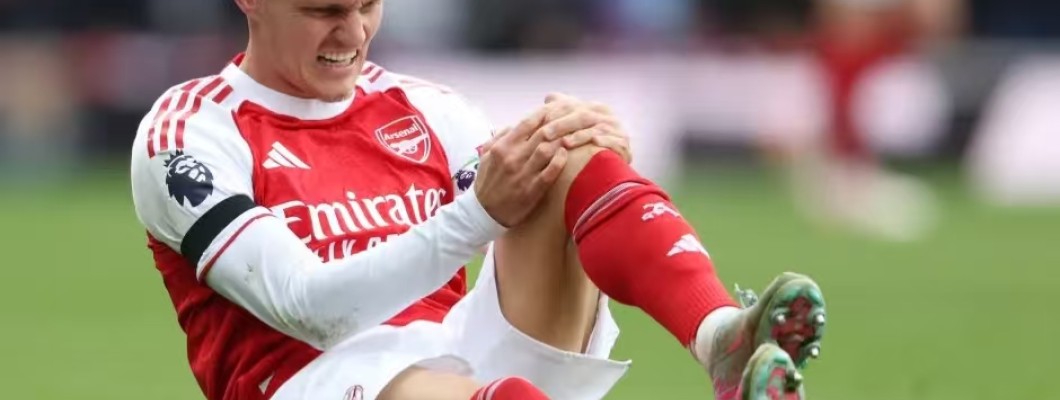 Arsenal won van Liverpool en staat bovenaan de Premier League.