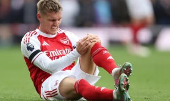 Arsenal won van Liverpool en staat bovenaan de Premier League.