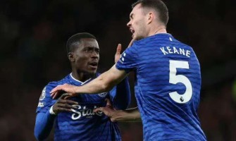 Interne onrust leidt tot rode kaart: Evertons shirt doorbreekt de vloek van Old Trafford met een wonder