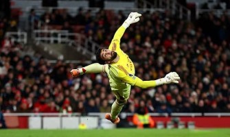 Een goddelijke redding: Raya's heldhaftige aanwezigheid behoedt Arsenal voor de eerste plaats