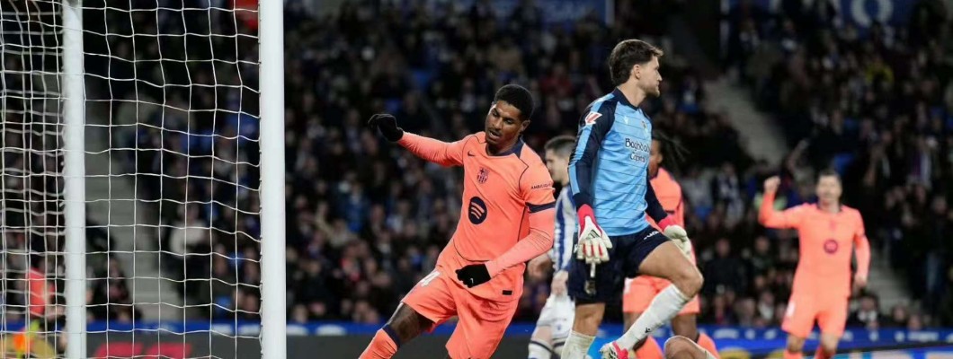 Rood-wit versus donkerblauw: een strijd tussen shirts in de League Cup-finale Rood-wit versus donkerblauw: een strijd tussen shirts in de League Cup-finale