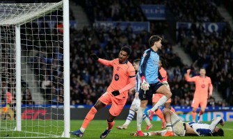 Rood-wit versus donkerblauw: een strijd tussen shirts in de League Cup-finale