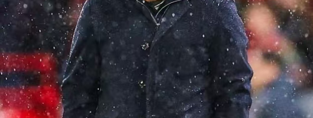 Drie cruciale gevechten zullen Sloans lot als manager van Liverpool bepalen. Drie cruciale gevechten zullen Sloans lot als manager van Liverpool bepalen.