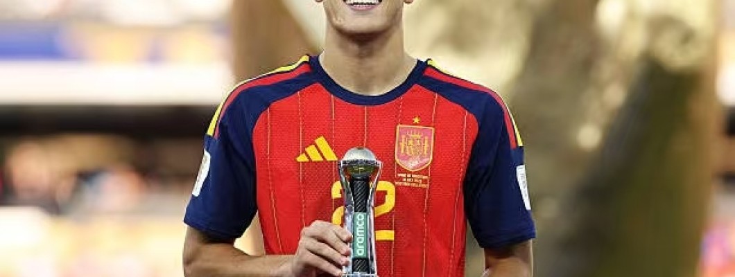Eén rood shirt voor het hele toernooi, een ander rood-blauw shirt voor de centrale linie. Eén rood shirt voor het hele toernooi, een ander rood-blauw shirt voor de centrale linie.