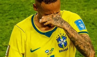 Na 981 dagen trok hij eindelijk weer het iconische gele Samba-shirt aan.