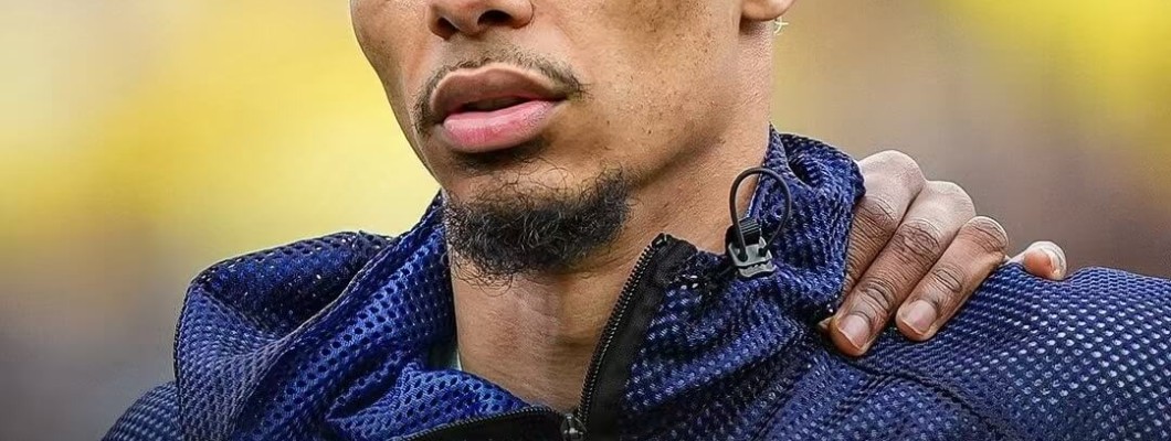 Het shirt van Liverpool is nog maar net warm, het shirt van Frankrijk is verdwenen. Het shirt van Liverpool is nog maar net warm, het shirt van Frankrijk is verdwenen.