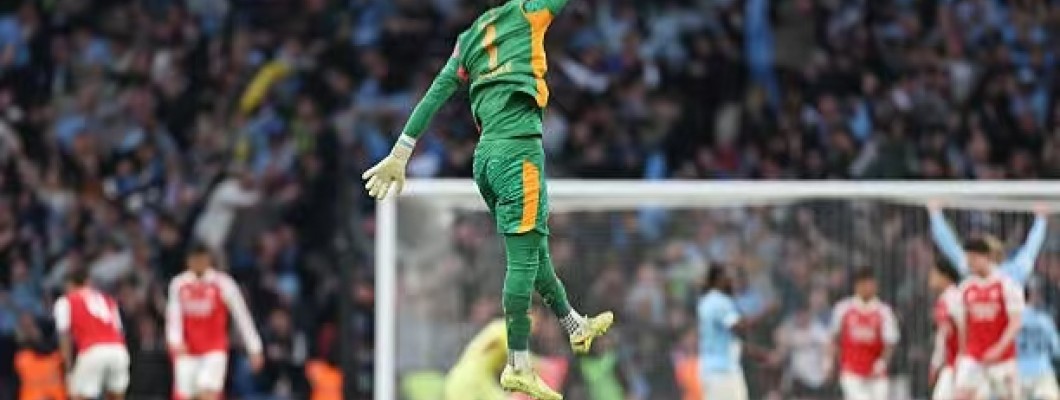 Traffords drie reddingen op rij bezorgen Manchester City de negende League Cup-titel Traffords drie reddingen op rij bezorgen Manchester City de negende League Cup-titel