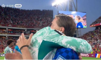 Een laatste omarming: 'Maestro' Modrić rondt zijn rapsodie af, terwijl Cristiano Ronaldo doorgaat.